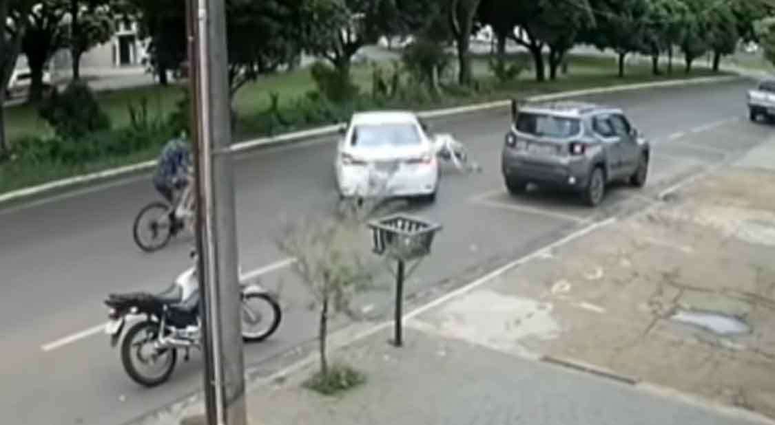 Motorista agride e atropela mulher durante briga de trânsito. Foto: reprodução Yputube