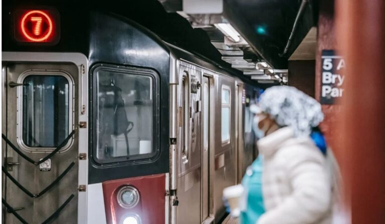 Un Uomo Che Stava Fumando Di Nascosto Tra I Vagoni Della Metropolitana