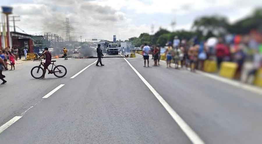 Protesto bloqueia a BR-232 no bairro do Curado, na Zona Oeste do Recife