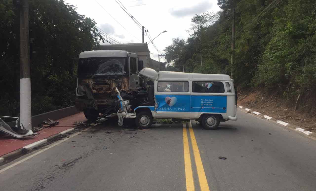 Uma pessoa morreu em colisão frontal de van e caminhão na Estrada Municipal Bela Vista sentido Alphaville - SP