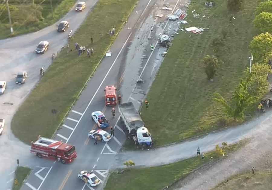 Carreta e caminhonete colidiram na rodovia em Tremembé Foto: Divulgação/Bombeiros