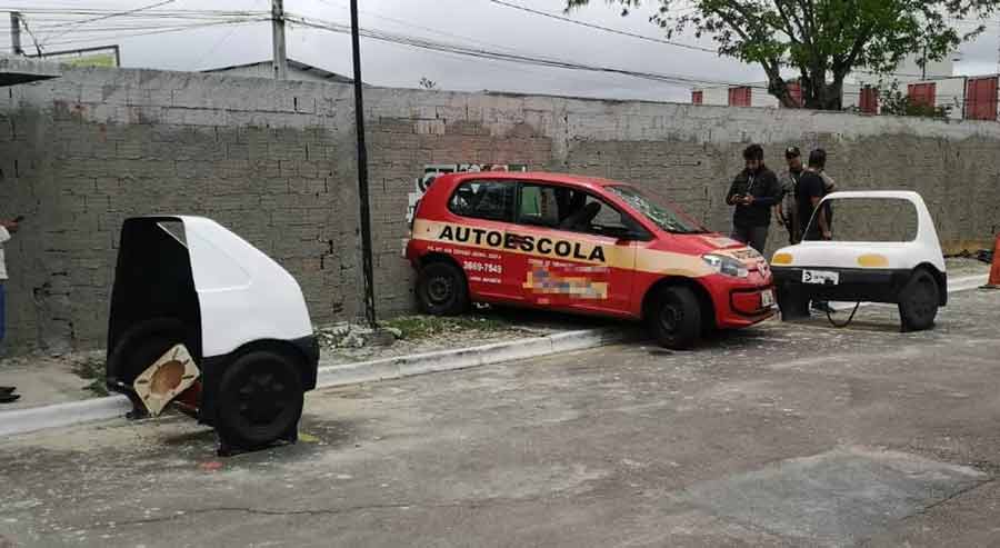Motorista perdeu o controle do veículo enquanto tentava manobra, em Curitiba — Foto: Divulgação/Detran-PR