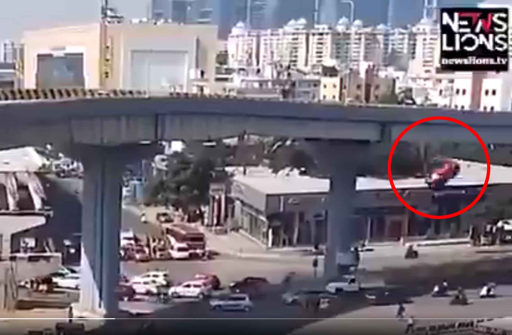 Motorista perde controle de carro, capota e cai de viaduto em cima de 6 pessoas; veja o vídeo