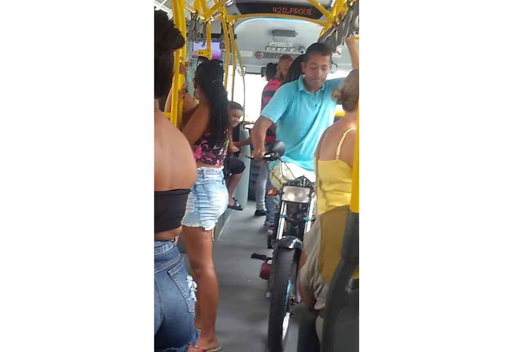Homem leva moto no BRT do Rio — Foto: Reprodução/TV Globo
