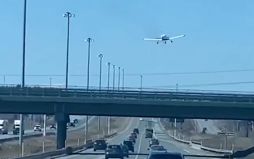 Vídeo: avião pousa em autoestrada no meio do trânsito