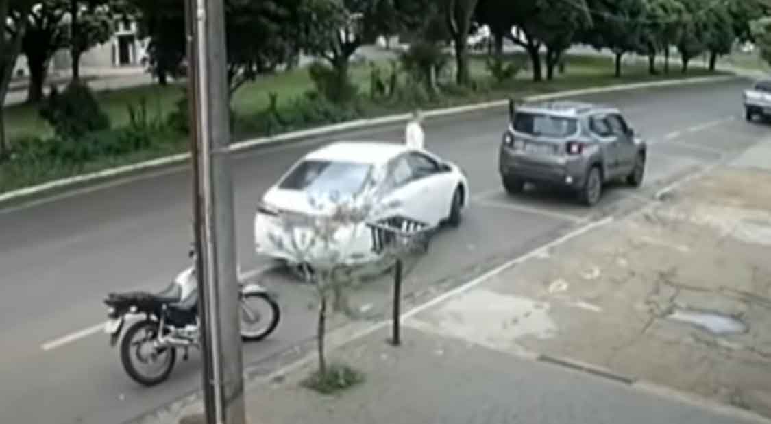Motorista agride e atropela mulher durante briga de trânsito. Foto: reprodução Yputube