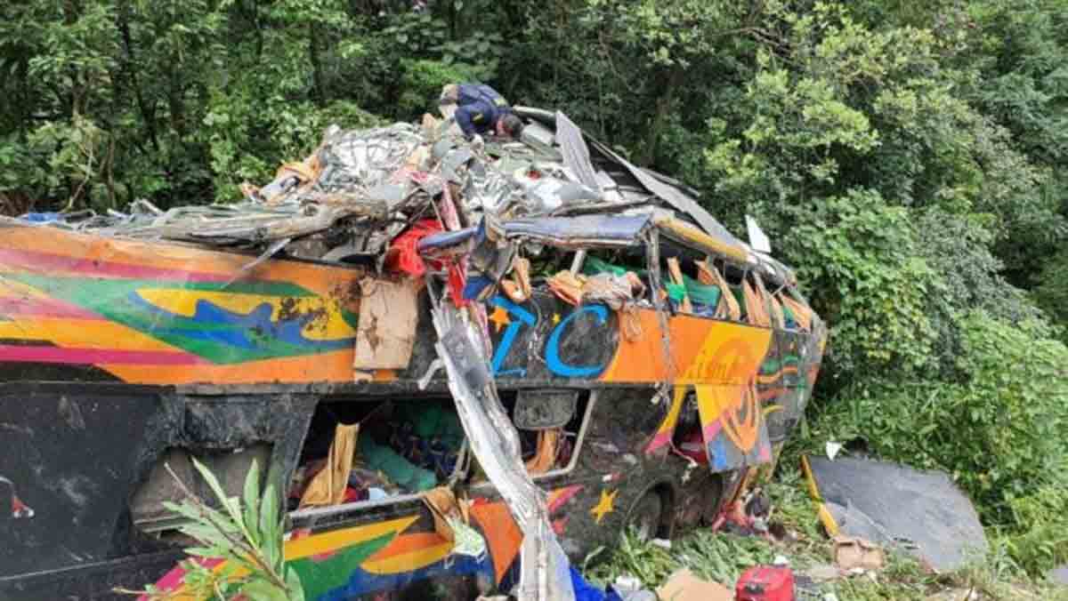Acidente com ônibus deixa pelos menos 14 mortos e 32 feridos na BR-376, em Guaratuba. Foto: PRF