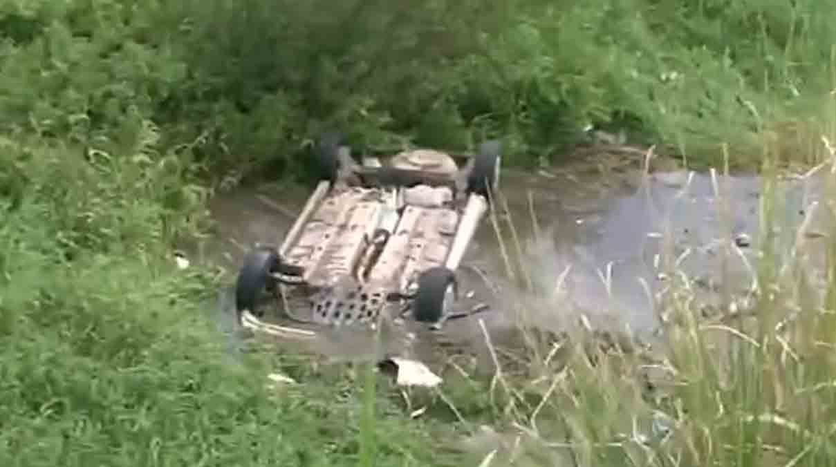 Duas pessoas morrem após carro capotar e cair em lagoa de João Pessoa. Foto: Reprodução Youtube