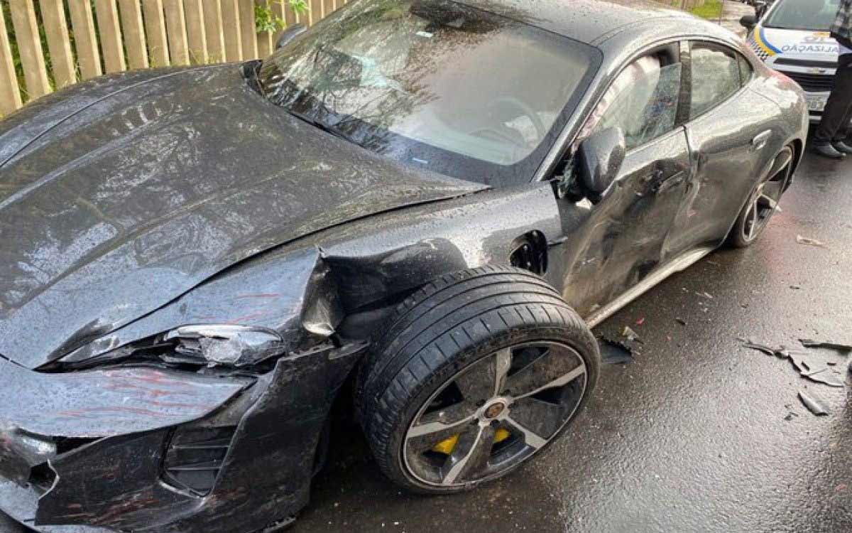 Fotos mostram Porsche de jogador de atacante do Internacional destruído após acidente. Foto: Reprodução