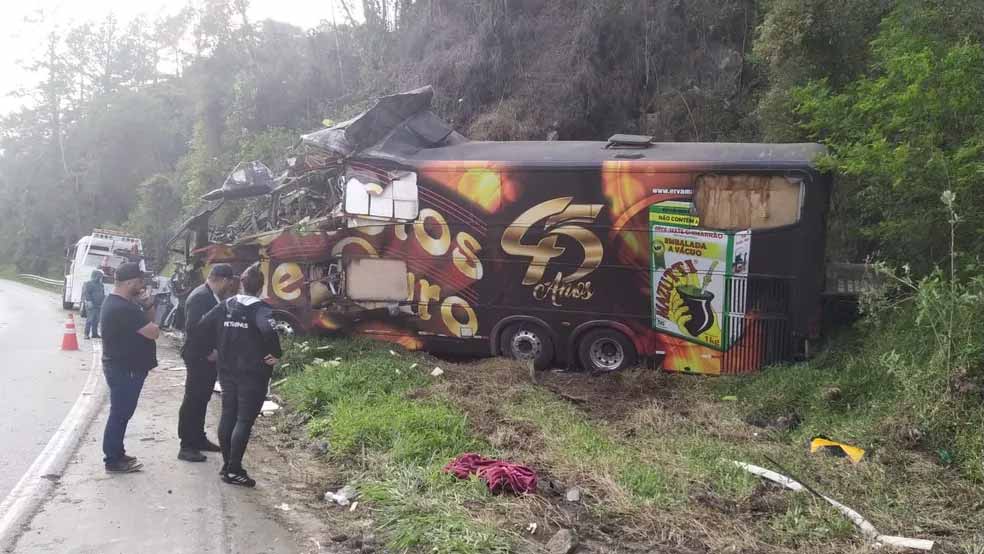 Vocalista da banda Garotos de Ouro morre em acidente com ônibus da banda