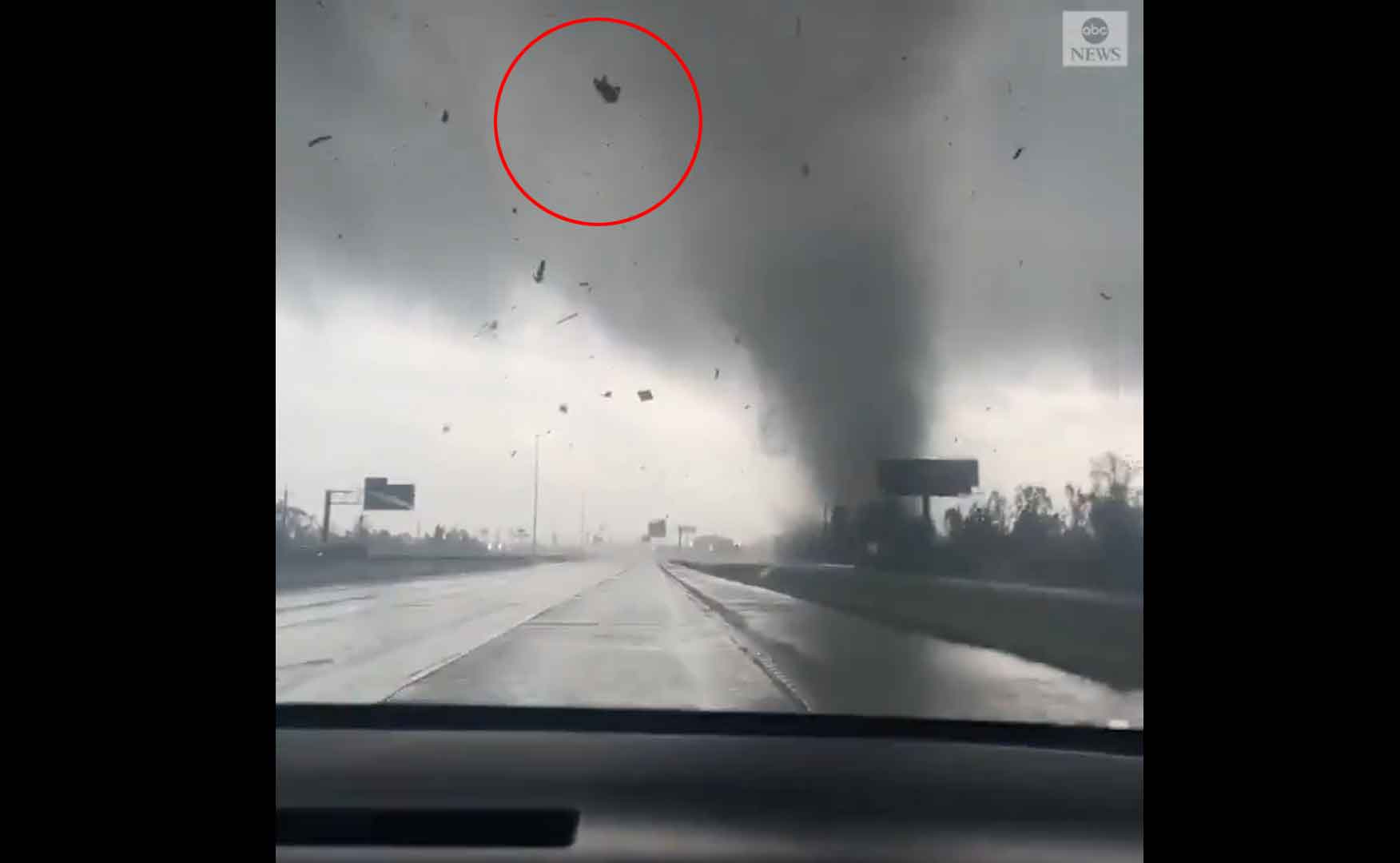 Tornado arremessa veículo a dezenas de metros pelo ar em rodovia; veja o vídeo. Foto: Reprodução Twitter