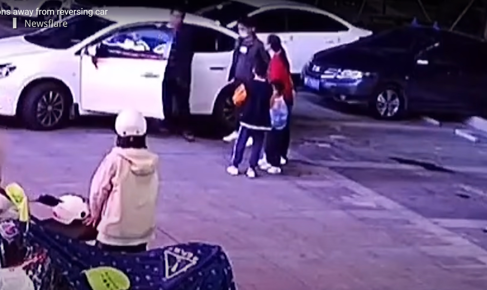 Mãe salva filho de atropelamento na China; veja o vídeo. Foto: Reprodução Youtube