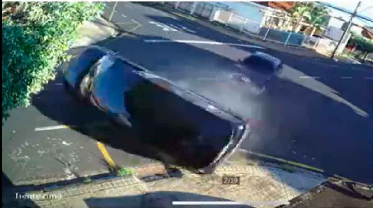 Video: Sarg und Körper werden nach heftigem Unfall mit einem Leichenwagen durch die Luft geschleudert. Twitter-Reproduktion