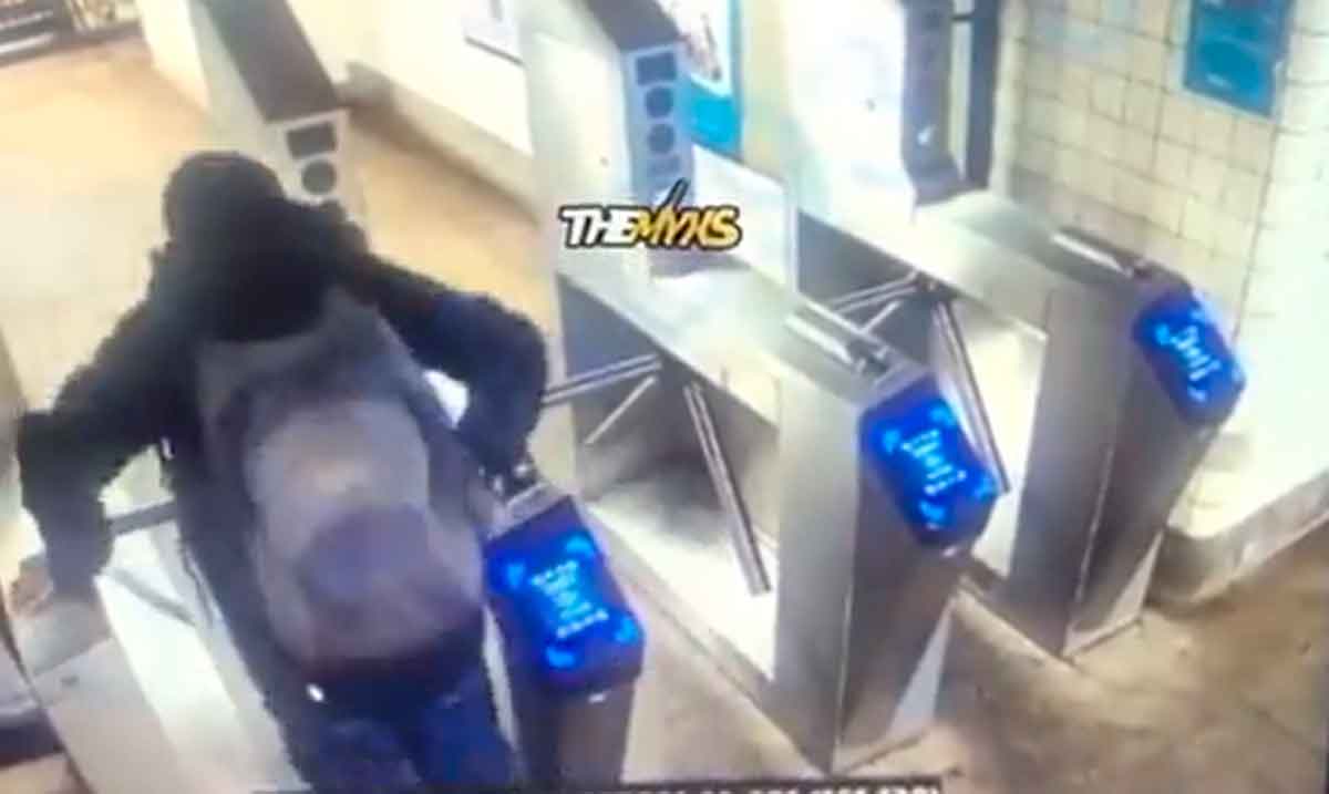 Vídeo: Homem morre após quebrar o pescoço pulando a catraca do metrô. Foto: Reprodução