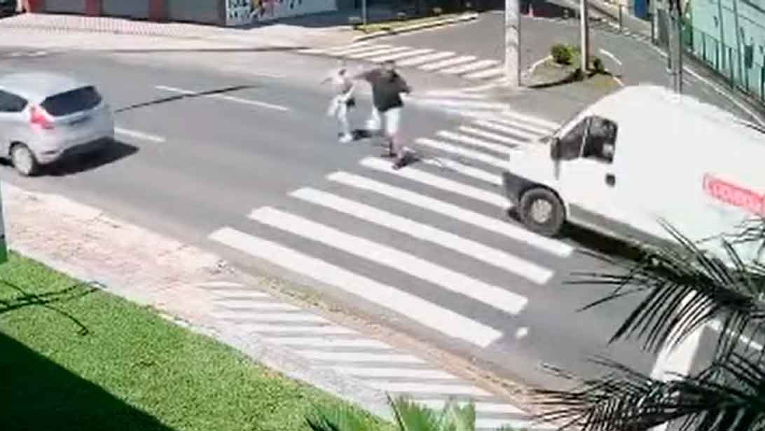 Imagens fortes: vídeo mostra homem e filha de 19 anos sendo atropelados na faixa de pedestre. Foto: Reprodução Youtube