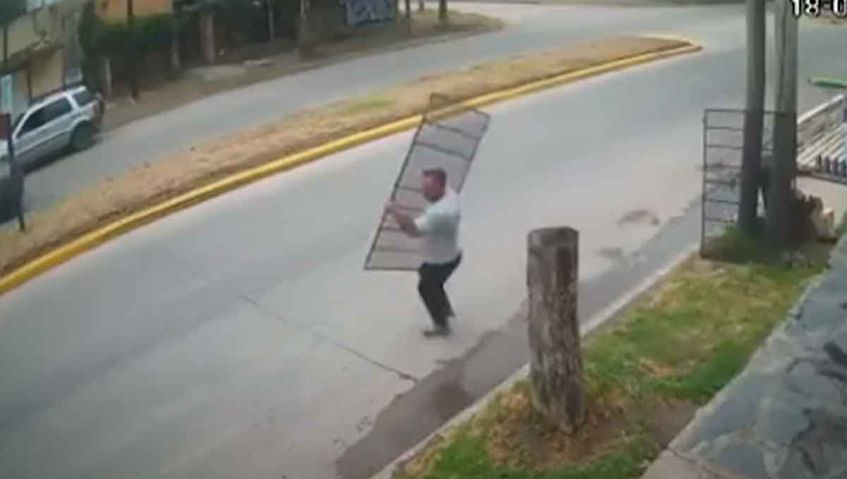 Homem arremessa grade de ferro e derruba assaltantes fugindo de moto. Foto: Reprodução Youtube
