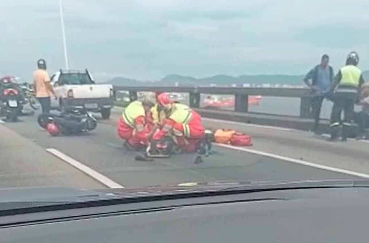 Acidente entre carro e moto na Ponte Rio-Niterói deixa um homem morto. Foto: Reprodução redes sociais