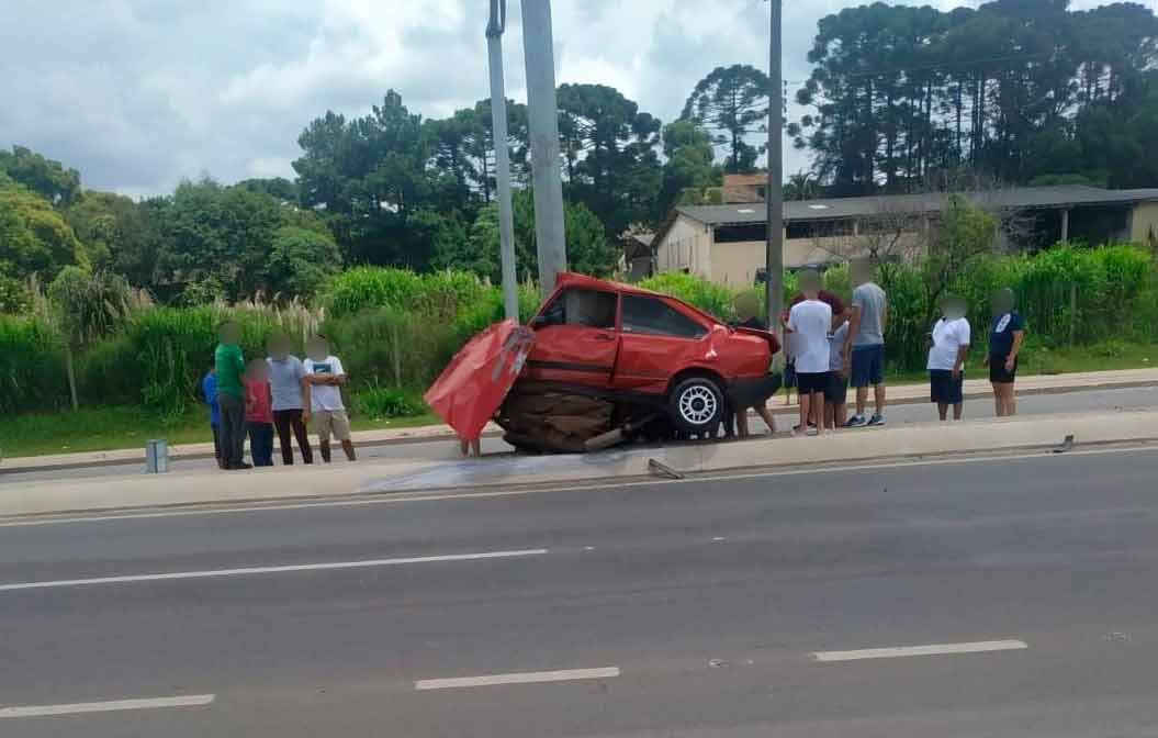 Carro 'abraça' poste na Rodovia da Uva e motorista morre na hora. Foto: Reprodução Twitter