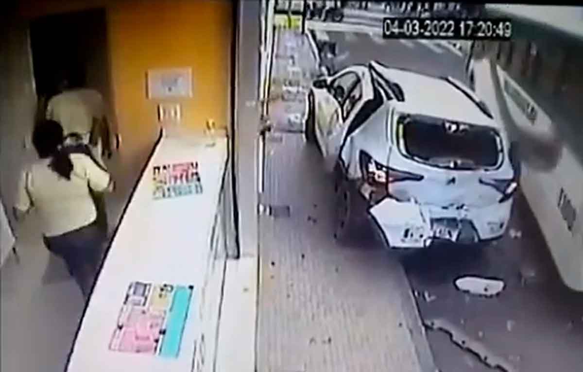 Jovem escapa de atropelamento subindo em capô de carro que a atingiu; veja o vídeo. Foto: Reprodução Facebook