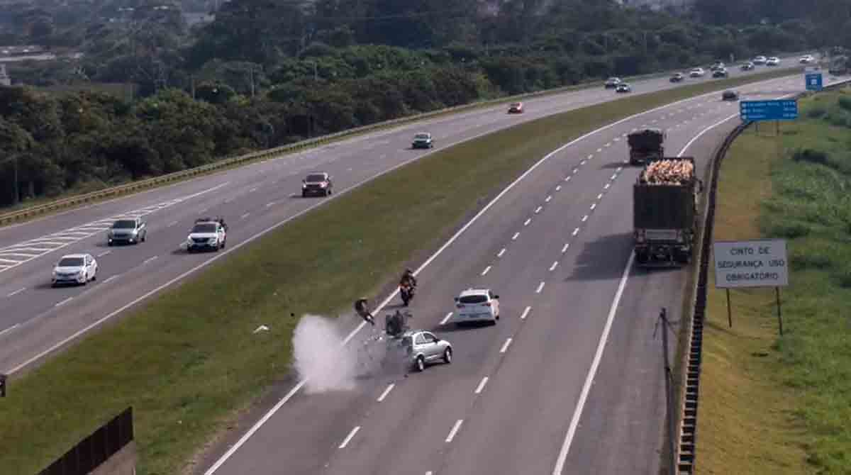Vídeo: Motociclista 'voa' em acidente gravíssimo na rodovia Ayrton Senna. Foto: Reprodução