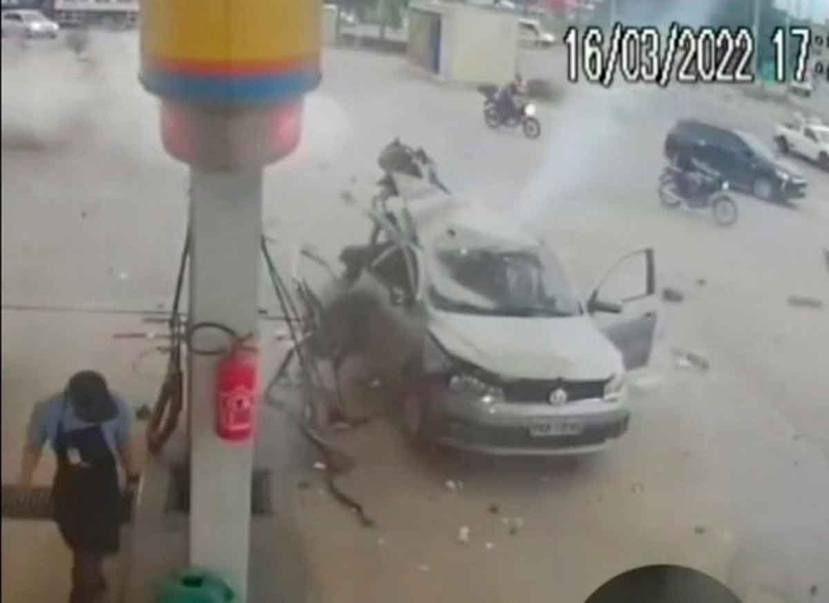 Vídeo: Cilindro de gás explode no momento em que carro é abastecido. Foto: Reprodução Twitter
