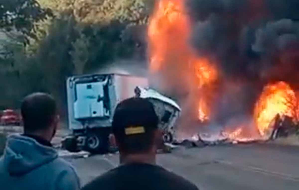 Vídeo: Duas pessoas morrem em explosão de caminhão de combustível em SC. Foto: Reprodução Twitter