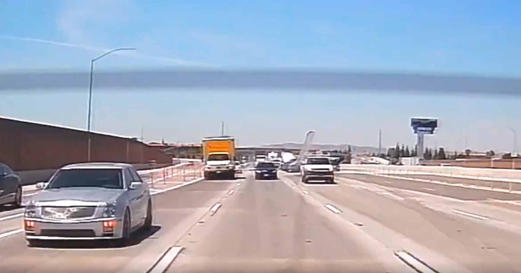 Vídeo: Avião de pega fogo após colidir com caminhão em rodovia. Foto: Reprodução redes sociais