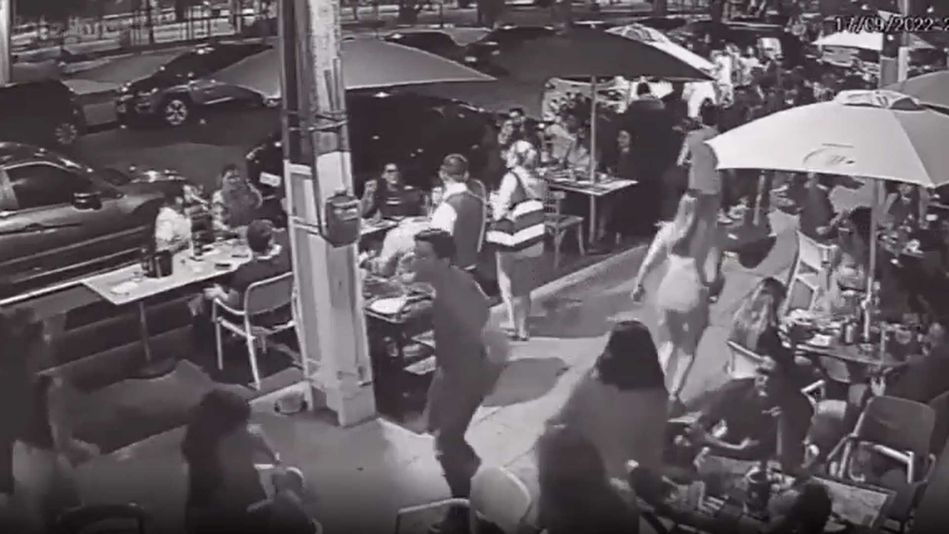 Vídeo: clientes fogem de bar ao confundir turma de crossfit com arrastão. Foto: Reprodução Twitter