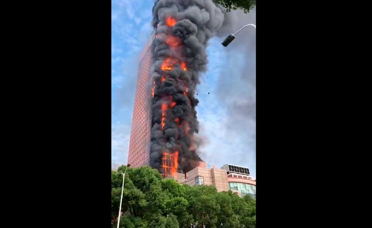 Vídeo: Incêndio de grandes dimensões atinge arranha-céus de 218m. Foto: Reprodução Twitter