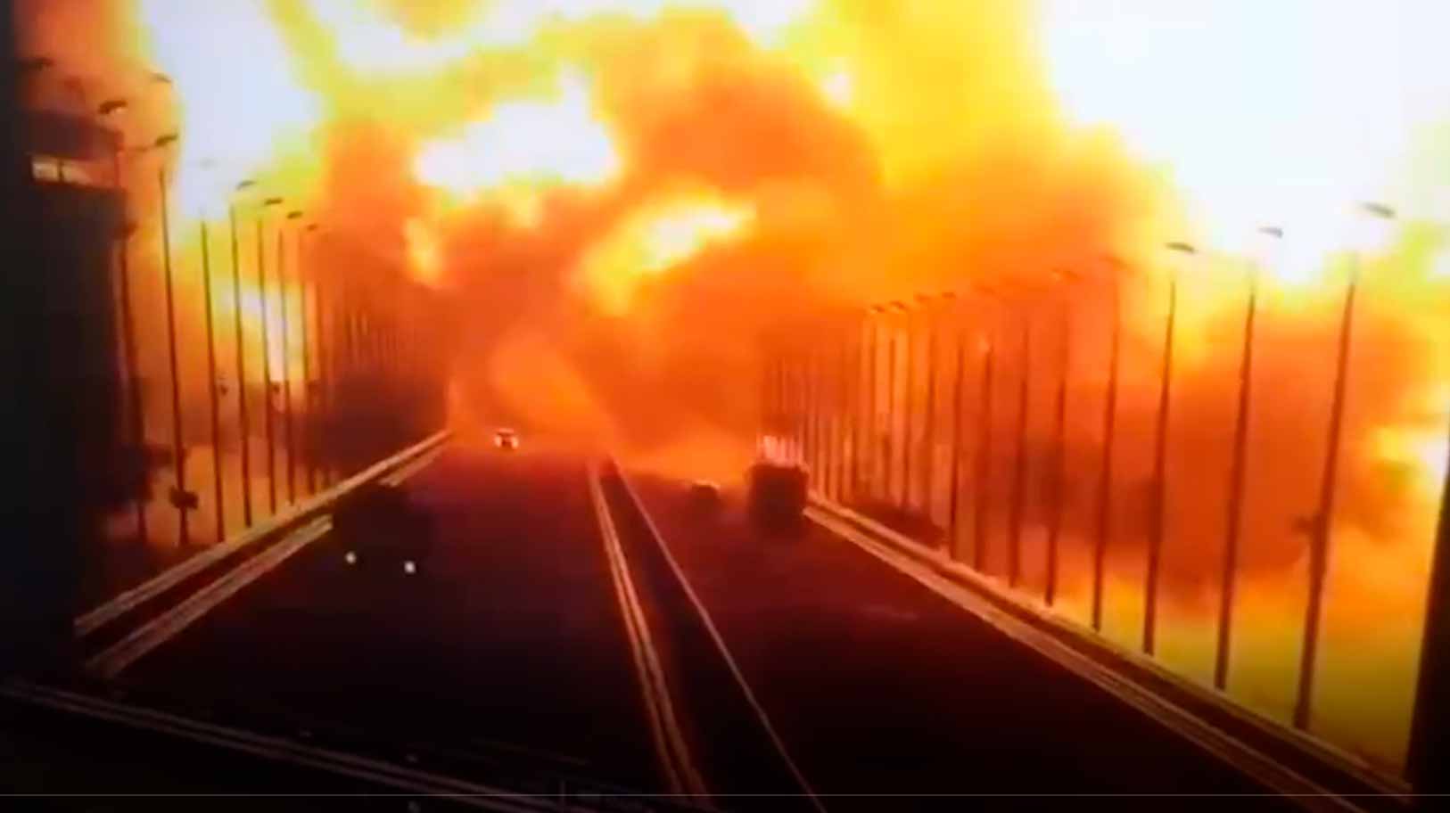 Video: Caminhão explode e destrói a maior ponte da Rússia. Reprodução Twitter