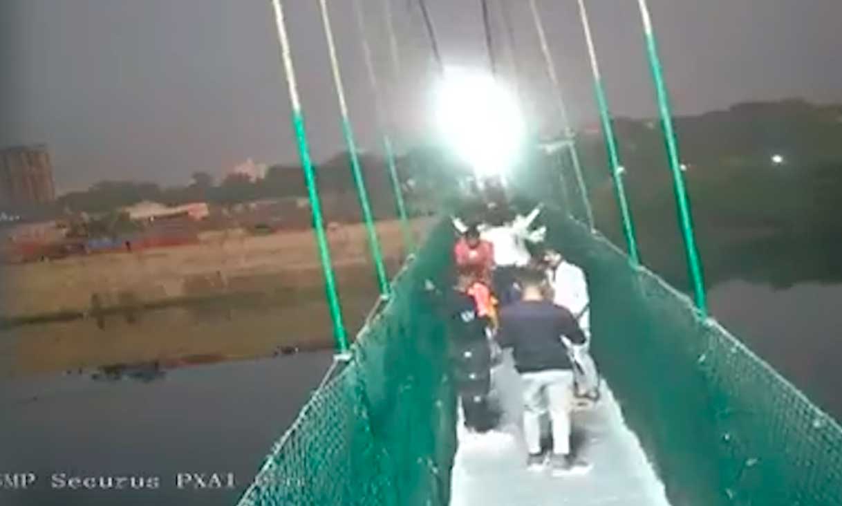 Vídeo mostra exato momento em que ponte de cabos se rompe, pelo menos 140 morreram