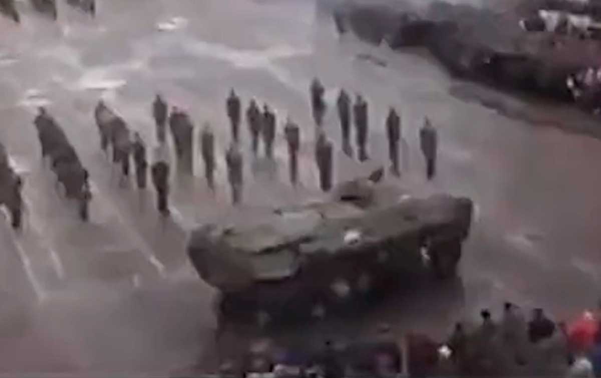 Vídeo: Soldado russo é atropelado por tanque em cerimônia marcando o fim do treinamento