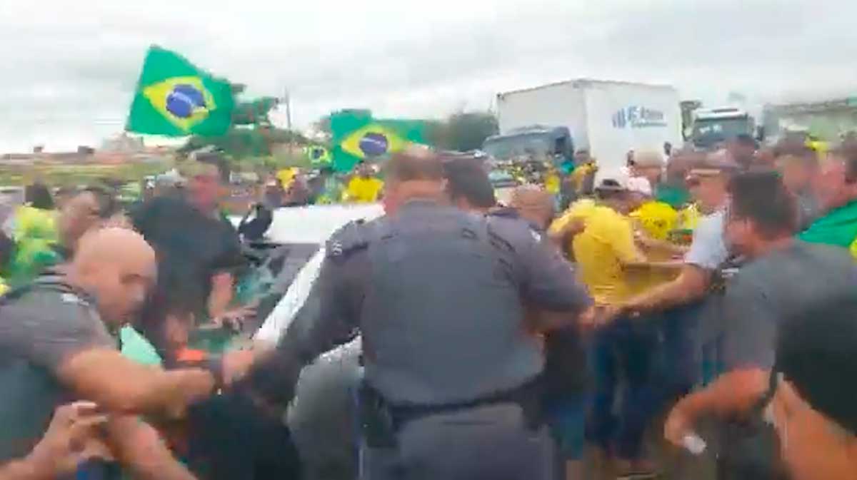 Vídeo chocante mostra manifestantes e policiais sendo atropelados em Mirassol, interior de SP. Foto: Reprodução Twitter