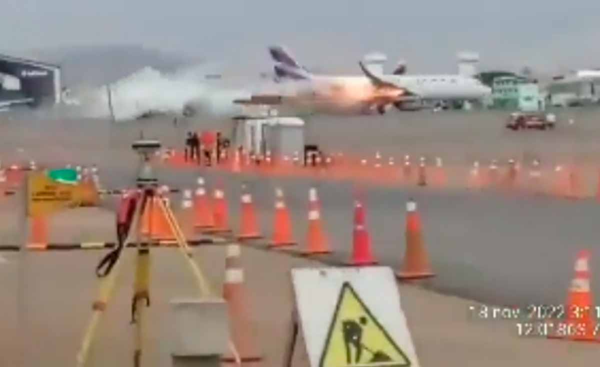 Vídeo mostra o momento em que caminhão dos bombeiros é atingido por um avião da que decolava naquele instante. Foto: Reprodução Twitter
