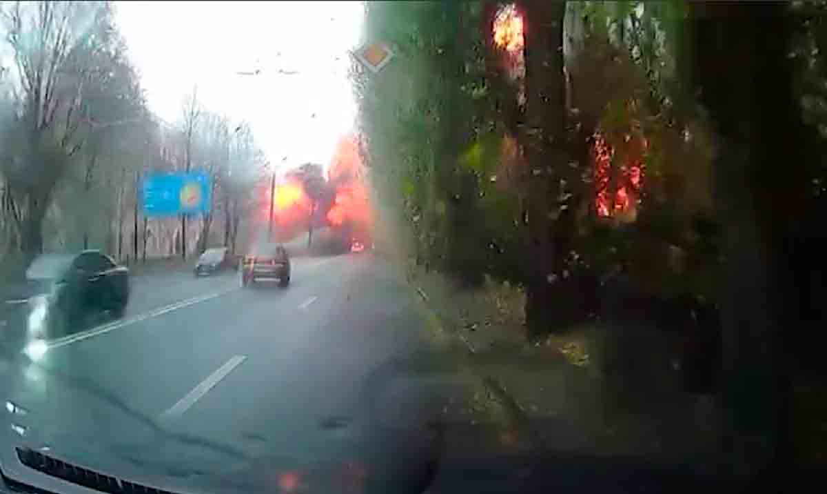 VÍDEO: Grande explosão é filmada em uma das vias mais movimentadas da cidade ucraniana de Dnipro