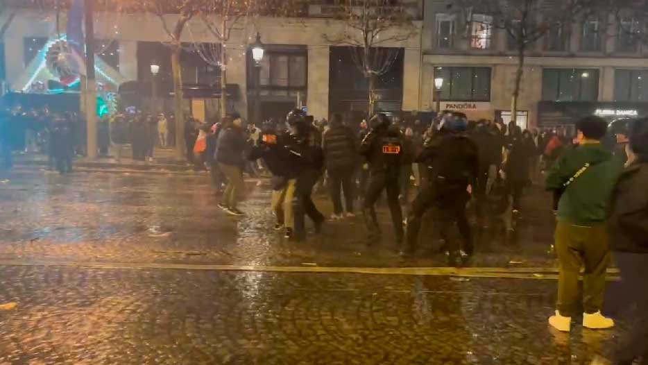 VÍDEO: Torcedores franceses entram em confronto com a polícia em Paris. Foto: Reprodução Twitter