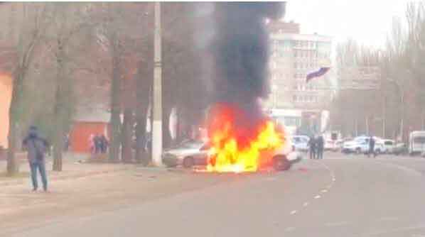 sabotadores explodiram um carro onde duas pessoas dos serviços especiais russos dirigiam