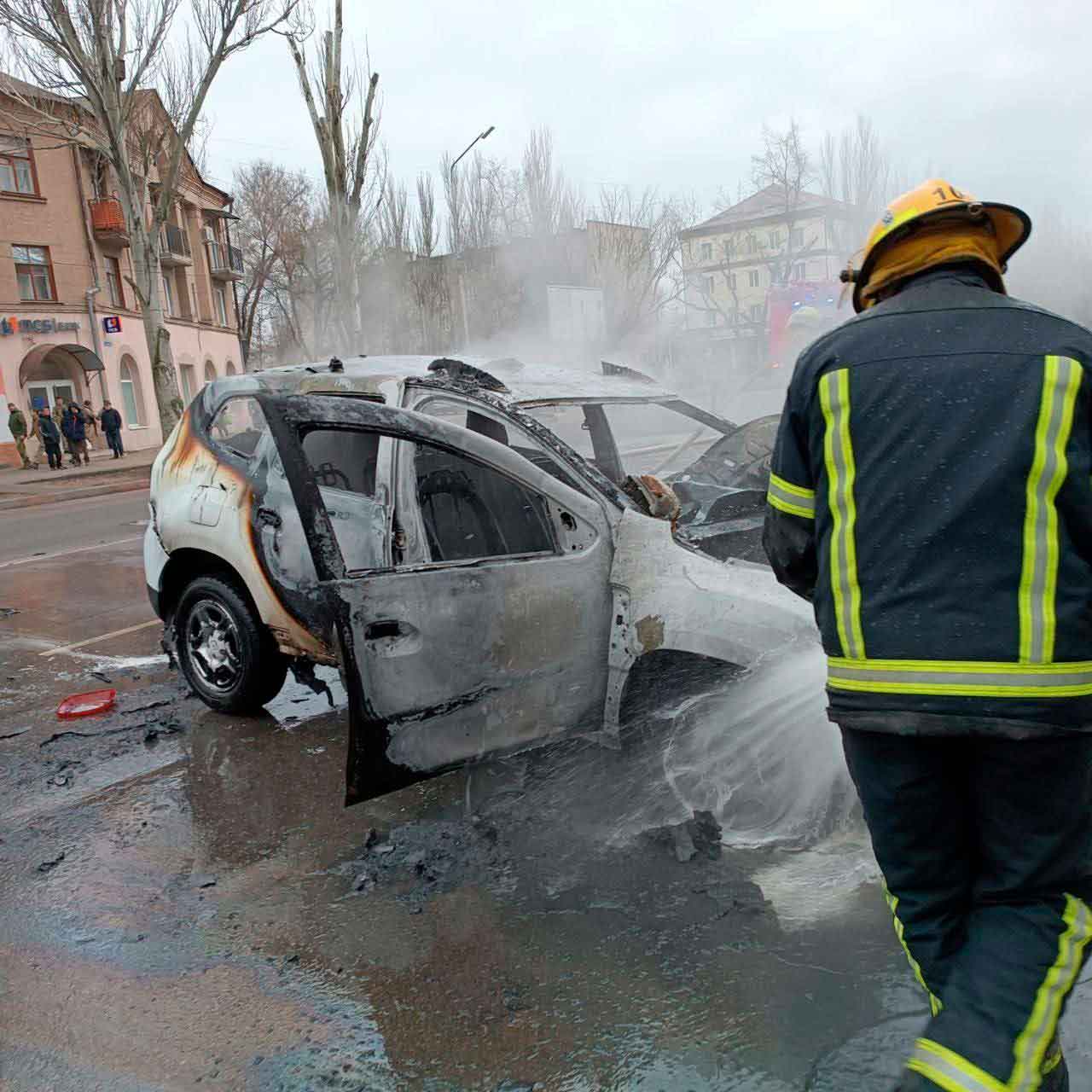 sabotadores explodiram um carro onde duas pessoas dos serviços especiais russos dirigiam