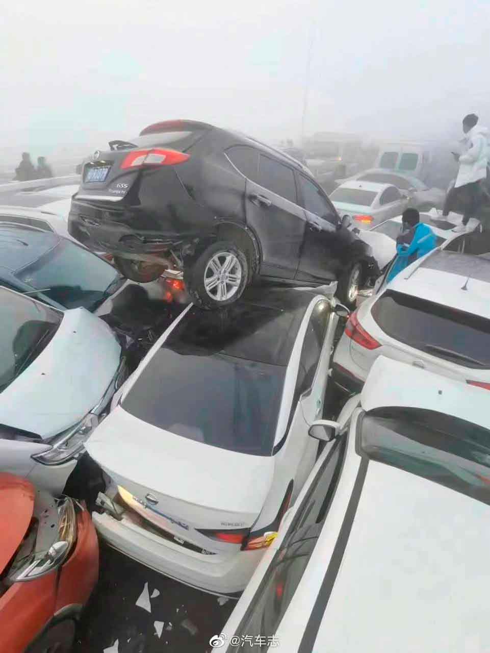 VÍDEO: Acidente envolvendo mais de 200 veículos na China