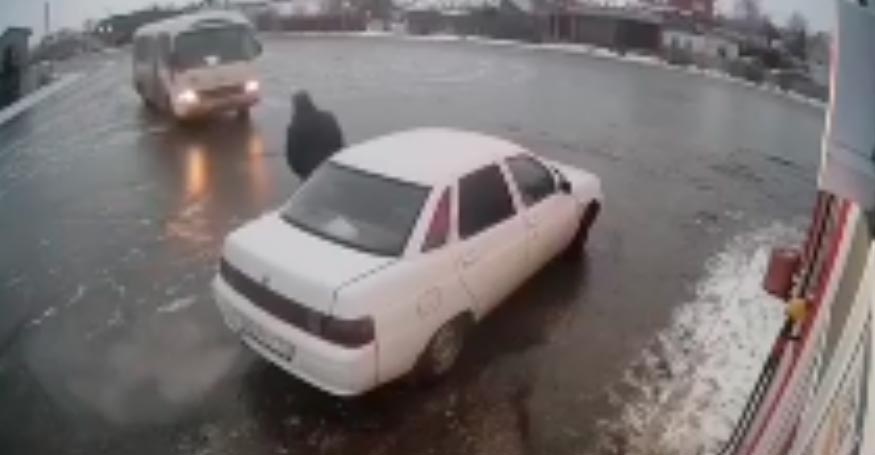 Vídeo: Gelo e neve causam situações complicadas para os motoristas da Ucrânia