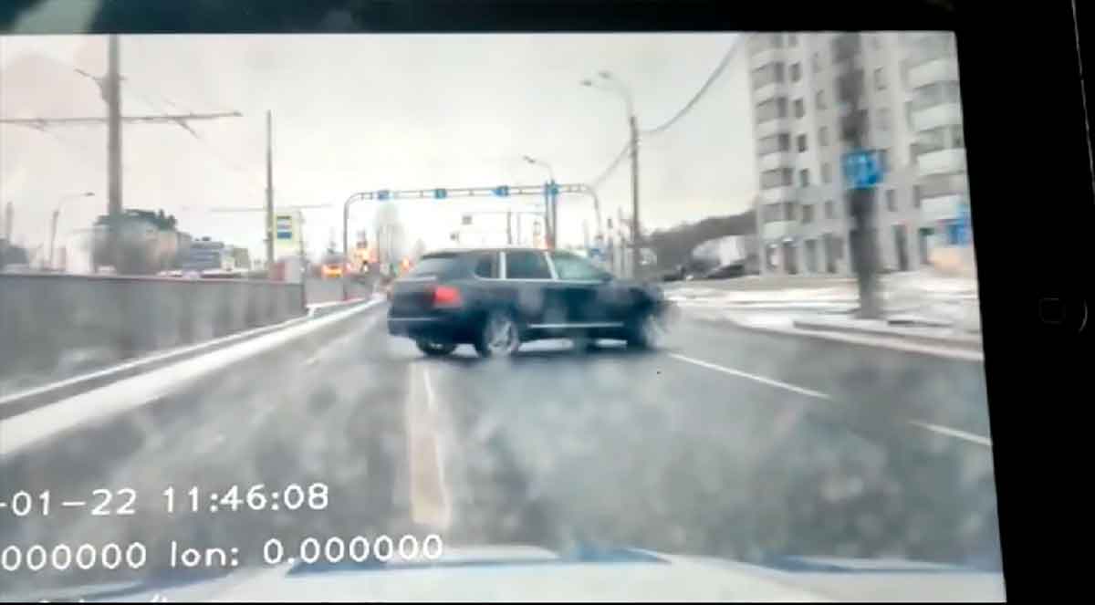 VÍDEO: Perseguição em alta velocidade na Rússia resulta em vários veículos destruídos
