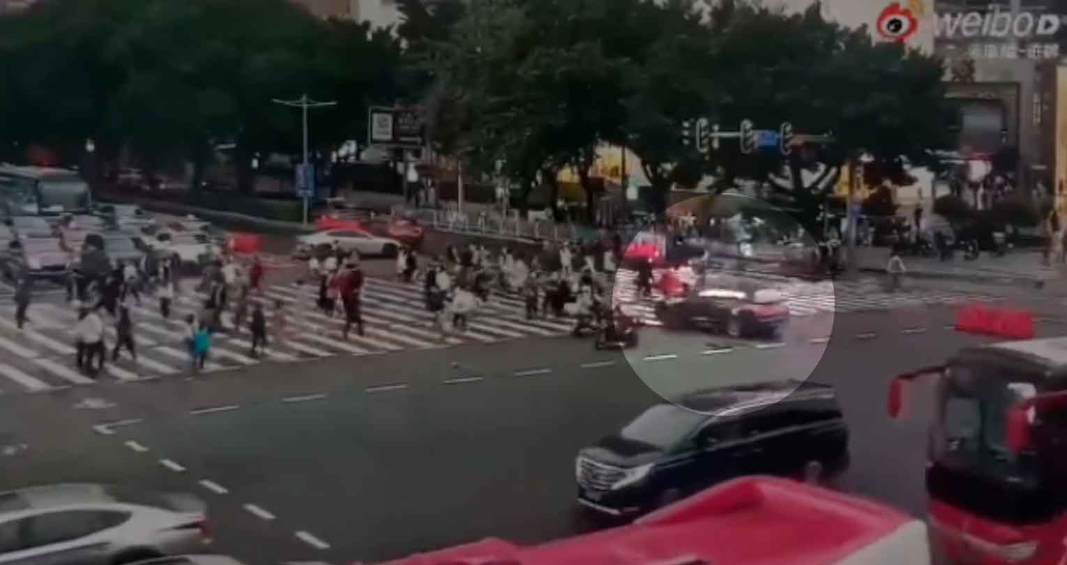 VÍDEO CHOCANTE: Motorista atropela multidão e mata 5 pedestres