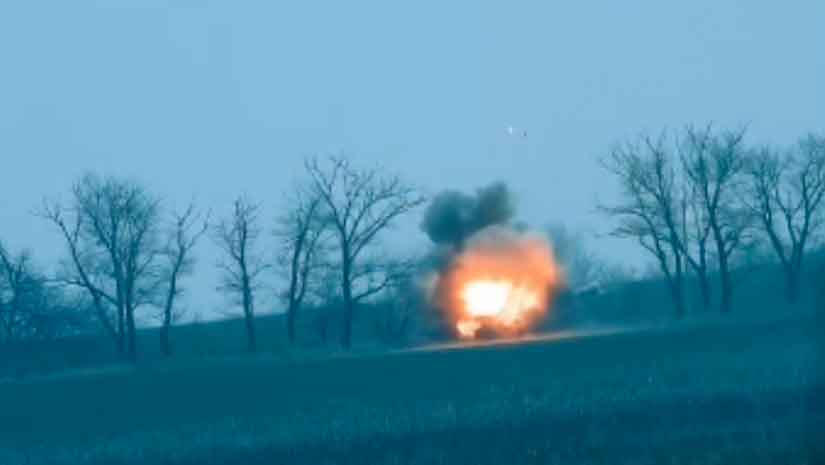 Na segunda parte do vídeo, os operadores do míssil antitanque Konkurs-M atingem o tanque inimigo com um míssil no setor mais enfraquecido. Foto: Reprodução 