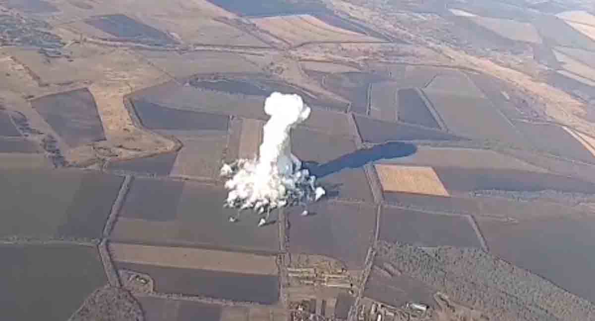 Vídeo mostra grande explosão depois de bateria antiaérea ser destruída na Ucrânia