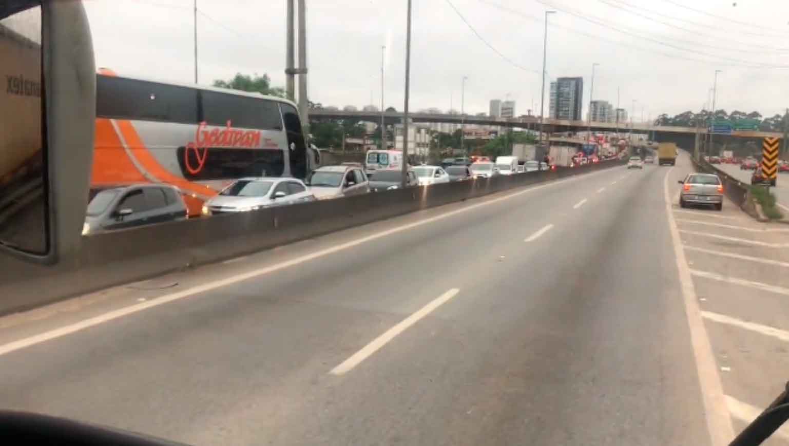 VÍDEO: Protesto bloqueia pistas na Marginal Tietê e rodovia Castello Branco fica congestionada em São Paulo