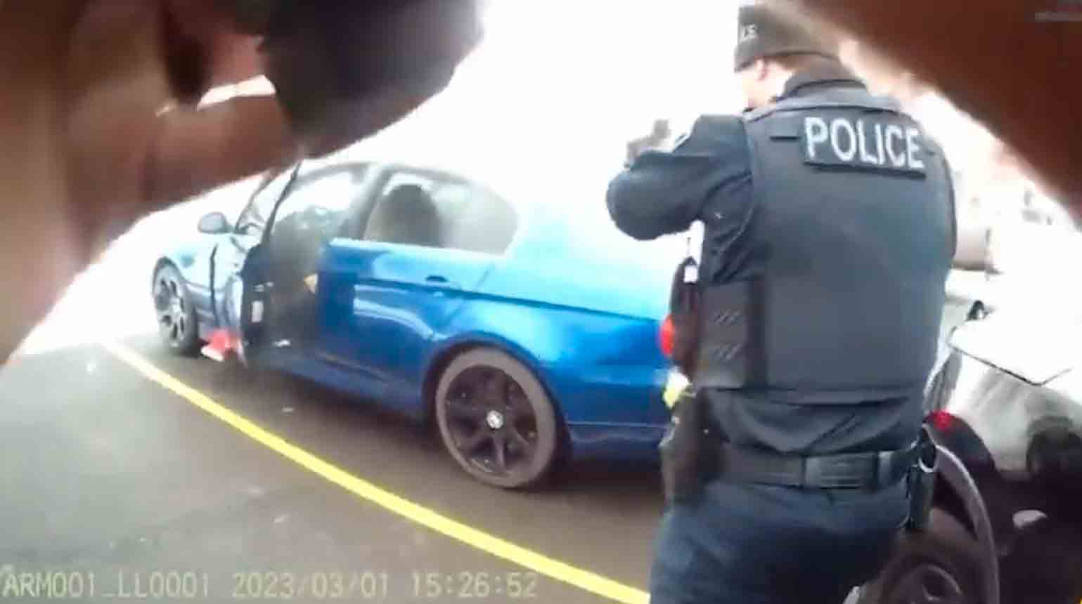 Vídeo mostra 5 policiais atirando em BMW durante uma abordagem 