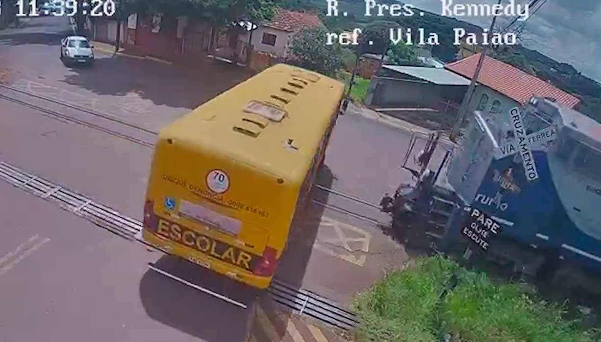 Video shows moment when train hits Apae school bus 