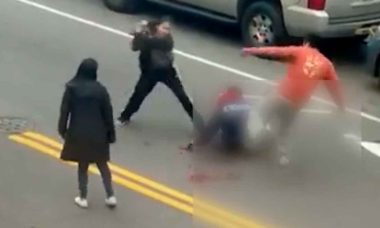 Vídeo brutal mostra homem sendo atacado por vizinhos em estacionamento de Nova York