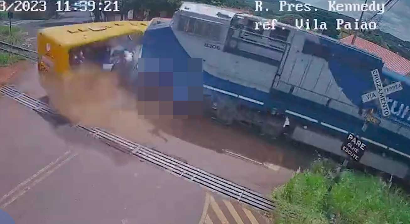 Video shows moment when train hits Apae school bus