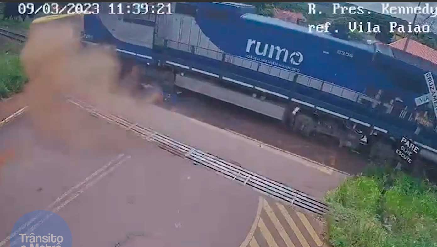 Vídeo mostra momento em que trem atinge ônibus escolar da Apae 